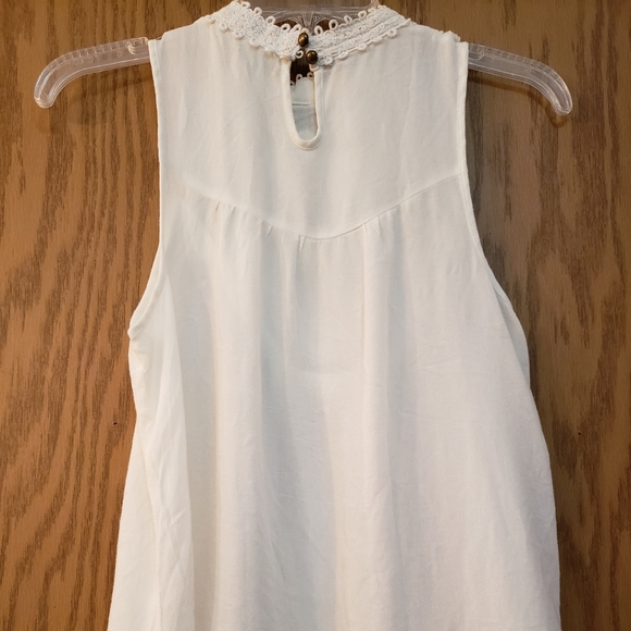 Beautiful baby doll, slightly off white, sleeveless, crocheted lace blouse. - Picture 3 of 8